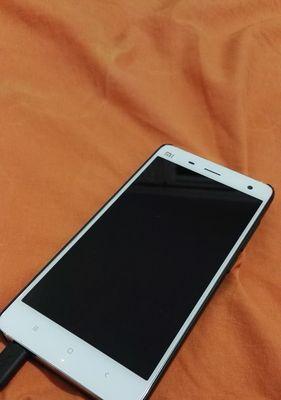 1.下载获取字体并解压安装对于开源操作系统而言，Ubuntu平台默认自带很多字体。但通常情况下用户或许对已有字体并不能满足需要。因此，类似Windows系统一样，用户可以在Ubuntu 14.04、14.10或者像Linux Mint之类系统中安装额外的字体。步骤一: 获取字体首先，下载你所选择的字体。用户会现在你或许在考虑下载字体，通过搜索引擎可以给你提供几个免费的字体网站。用户可以先去看看Lost Type的字体（点击下载），Squirrel也是一个下载字体的网站（点击下载），用户都可以从这两个网站找的需要新字体。步骤二：Ubuntu中安装新字体对于用户来讲，下载的字体文件可能是一个压缩包，先解压它大多数字体文件格式是TTF (TrueType字体) 或者OTF (OpenType字体)。无论是哪种格式，双击字体文件后会自动用字体查看器打开。这里用户可以在右上角看到安装选项。值得注意的是：在安装字体时不会看到其他信息。几秒钟后会看到状态变成已安装，表示字体已经安装完毕。安装完毕后，用户就可以在GIMP、Pina等应用中看到你新安装的字体。2.在Ubuntu上一次安装多字体要在Ubuntu中一次安装多个字体，需要在home目录下创建一个.fonts文件夹(假如它不存在的话)，并把解压后的TTF和OTF文件复制到这个文件夹内。在文件管理器中进入home目录。按下Ctrl+H 显示Ubuntu中的隐藏文件，右键创建一个文件夹并命名为.fonts。 值得提醒的是在Linux中，文件前面加上“.”意味在普通的视图中都会隐藏。另外，用户可以通过安装字体管理程序，在图形用户界面管理字体。要在Ubuntu中安装字体管理程序，打开终端并输入下面的命令：要卸载字体管理器，使用下面的命令：在此推荐一下文泉驿正黑字体作为具体示例~上图是在 Xubuntu 14.04 自带文本编辑器 Mousepad 里的字体效果。喜欢锐利清晰字体的 Ubuntu 用户，可以安装文泉驿正黑： 复制代码代码如下:sudo apt-get install fonts-wqy-zenhei 然后在系统字体设置里应用“文泉驿点阵正黑”字体即可。